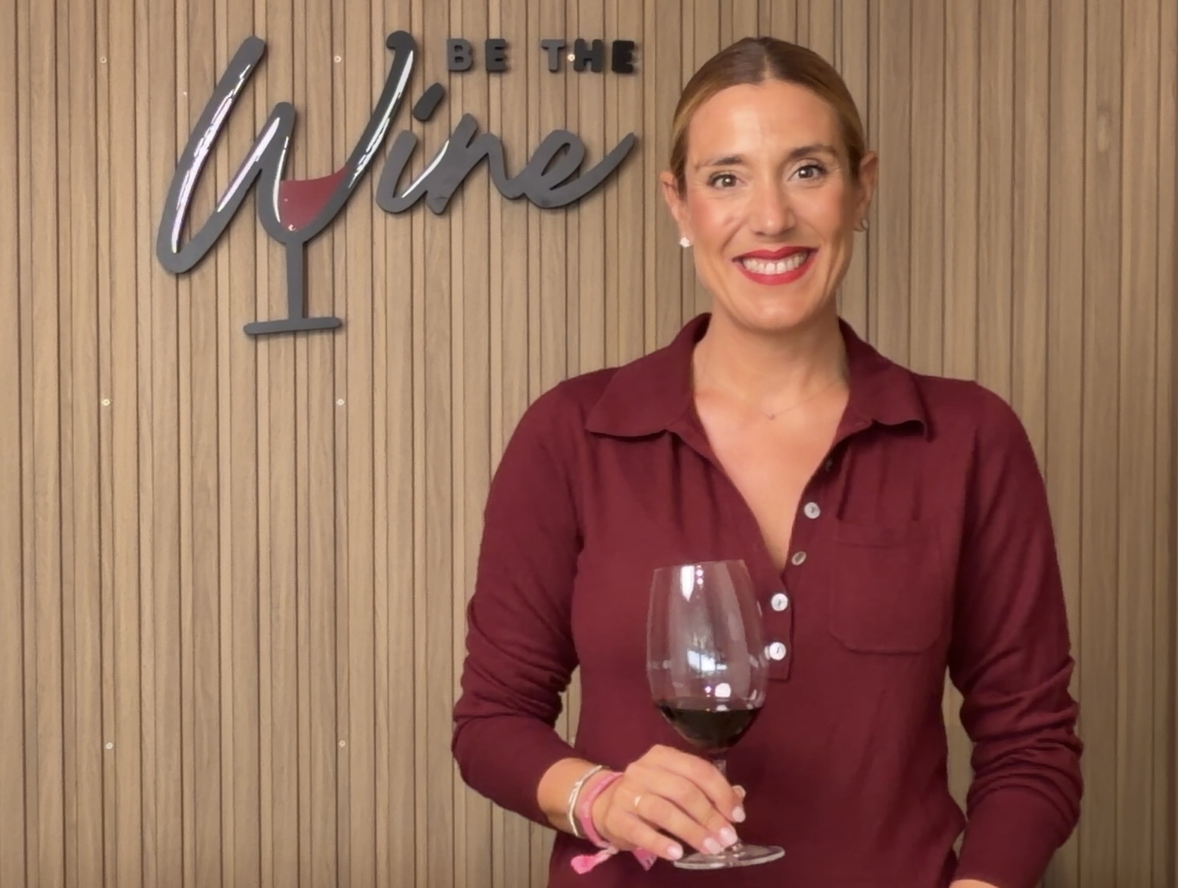 Ana del Fraile, sumiller y fundadora de Be the Wine, sosteniendo una copa de vino